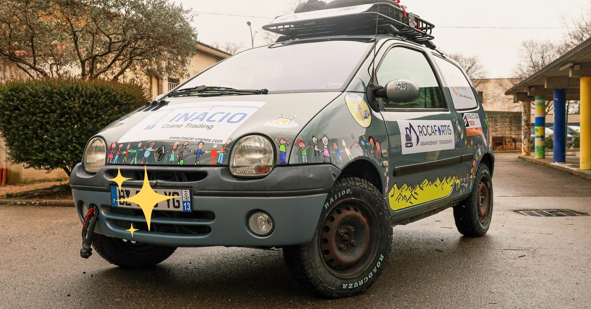 La Twingo Les Grands Chemins finalisée, décorée avec les créations des élèves